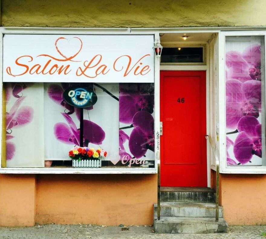 Eingang von der Straße zum ehemaligen Bordell Salon La Vie