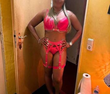 Die Hobbyhure Naomi zeigt ihren weiblichen Körper in sexy Unterwäsche