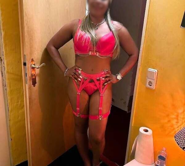 Die Hobbyhure Naomi zeigt ihren weiblichen Körper in sexy Unterwäsche