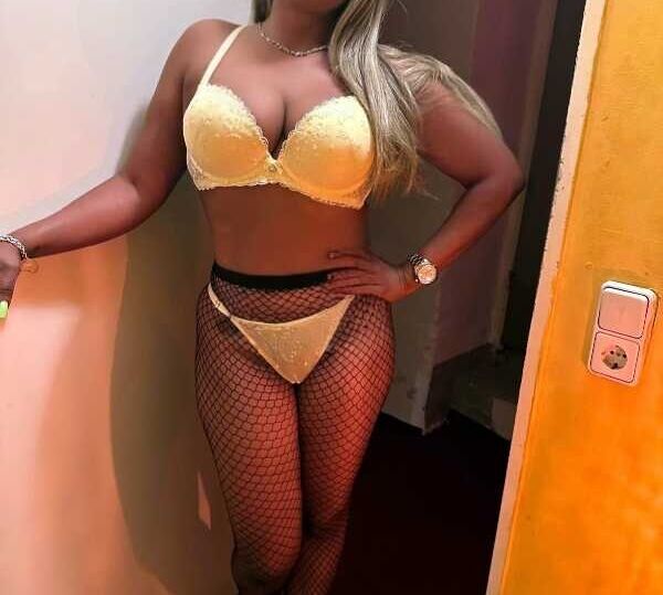 Die Hobbyhure Naomi in aufreizender Netzstrumpfhose und beigen Oberteil