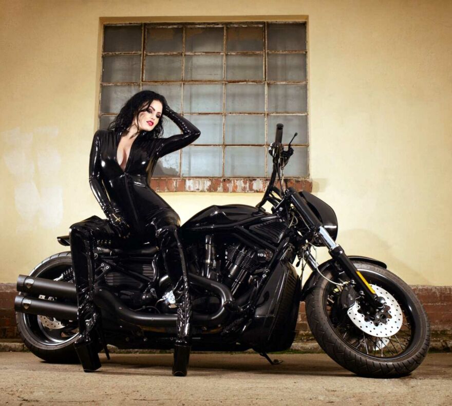 Lady Blackdiamoond posiert in Lack und Leder auf einer Harley Davidson