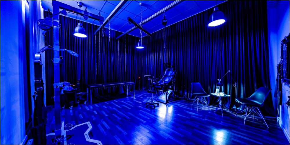 Hingabe im BDSM Studio Atrium Berlin