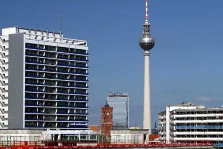 Blick auf das park inn Hotel am Alexanderplatz in Berlin