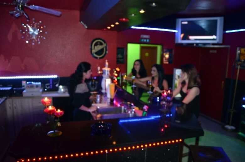 An dem Tresen des Nachtclubs Le Bar warten 4 Hobbyhuren auf Freier