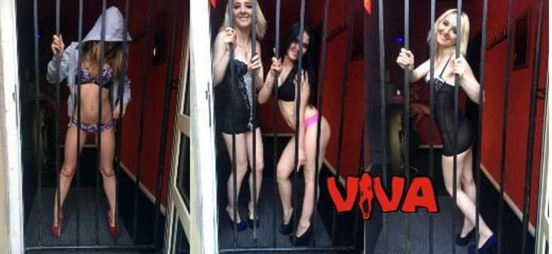 3 junge Girls posieren am Eingang der VIVA-Bar Berlin