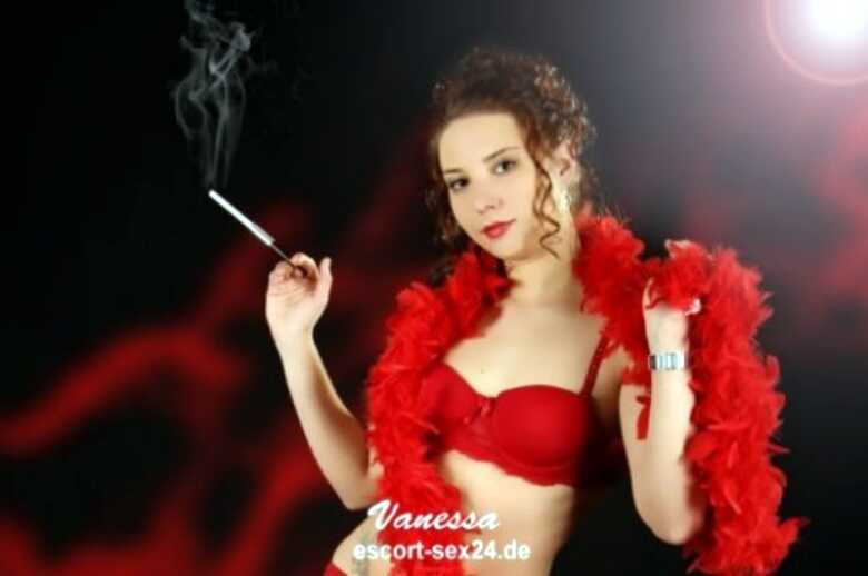 Escort Girl Vanessa in roter Unterwäsche und Robe mit Zigarettenspitze