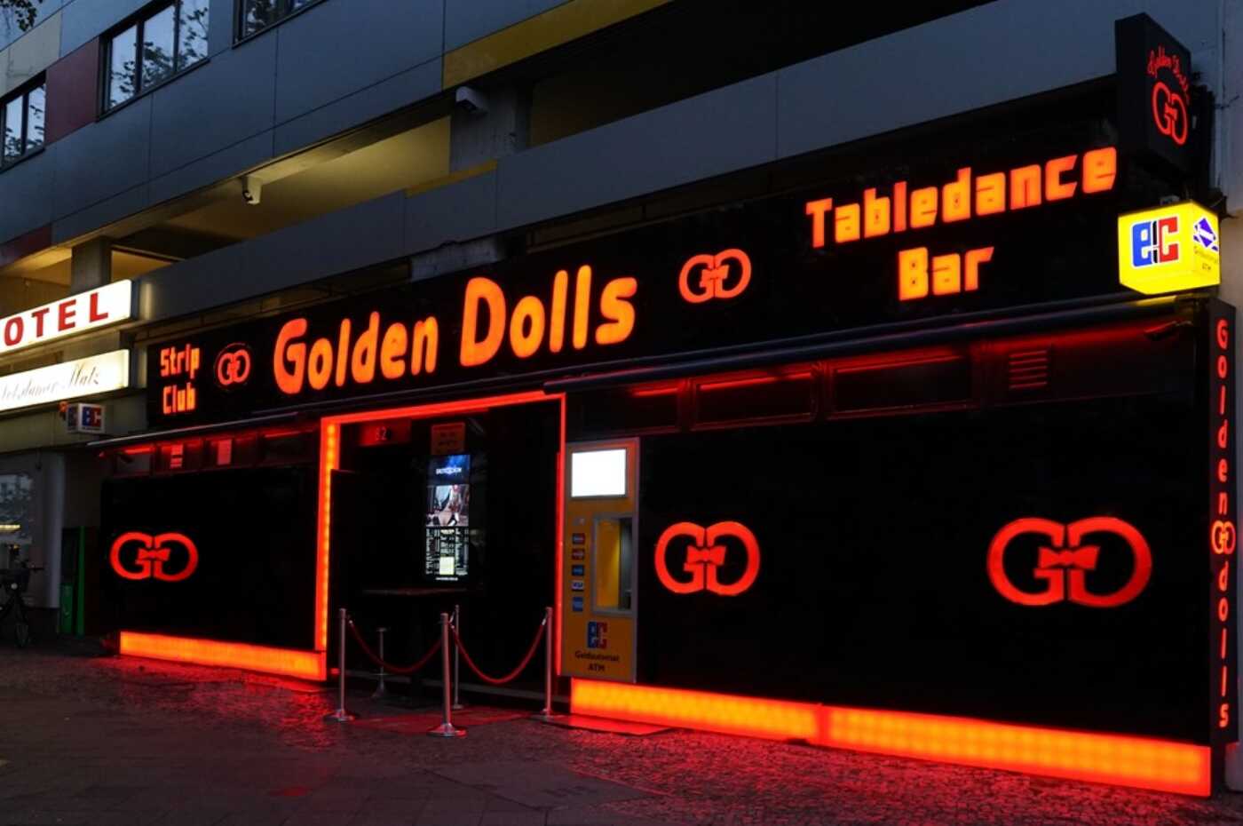 Der Eingang zum Tabledance Club Golden Dolls